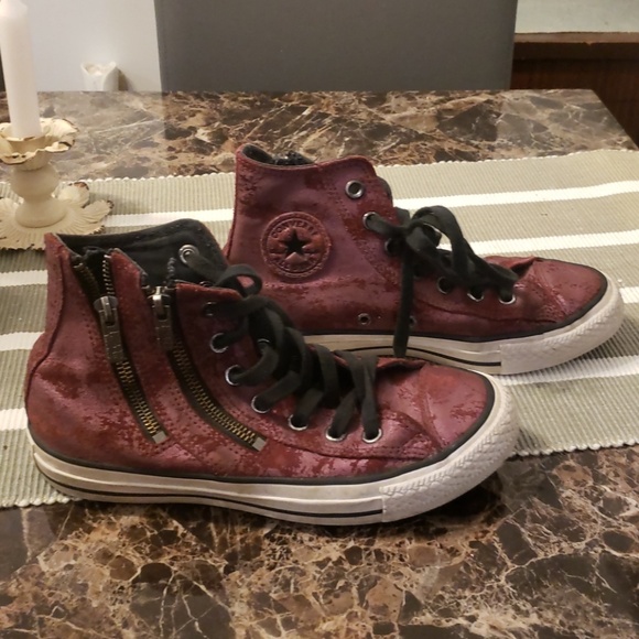 Converse Shoes - Converse High Tops 5.5